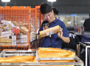 Câu hỏi đặt ra là hoạt động logistics nói chung hay giao hàng nói riêng nên tự làm hay thuê ngoài?